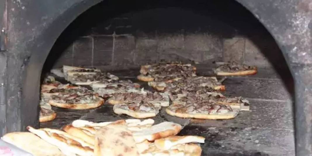 3 metrelik tandırlarda pişiyor: Tescilli büryan iftarın vazgeçilmezi oluyor 4